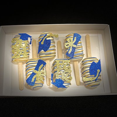 Graduation cakepops decorated in blue and gold